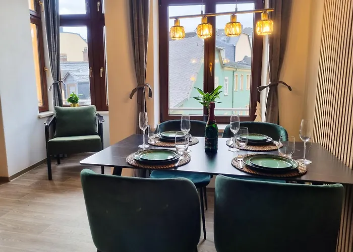 Maremar - Design Maisonette Altstadt - 4 Pers - 57qm - Luxus Boxspringbett - Kueche - Arbeitsplatz - Privater Parkplatz Greiz